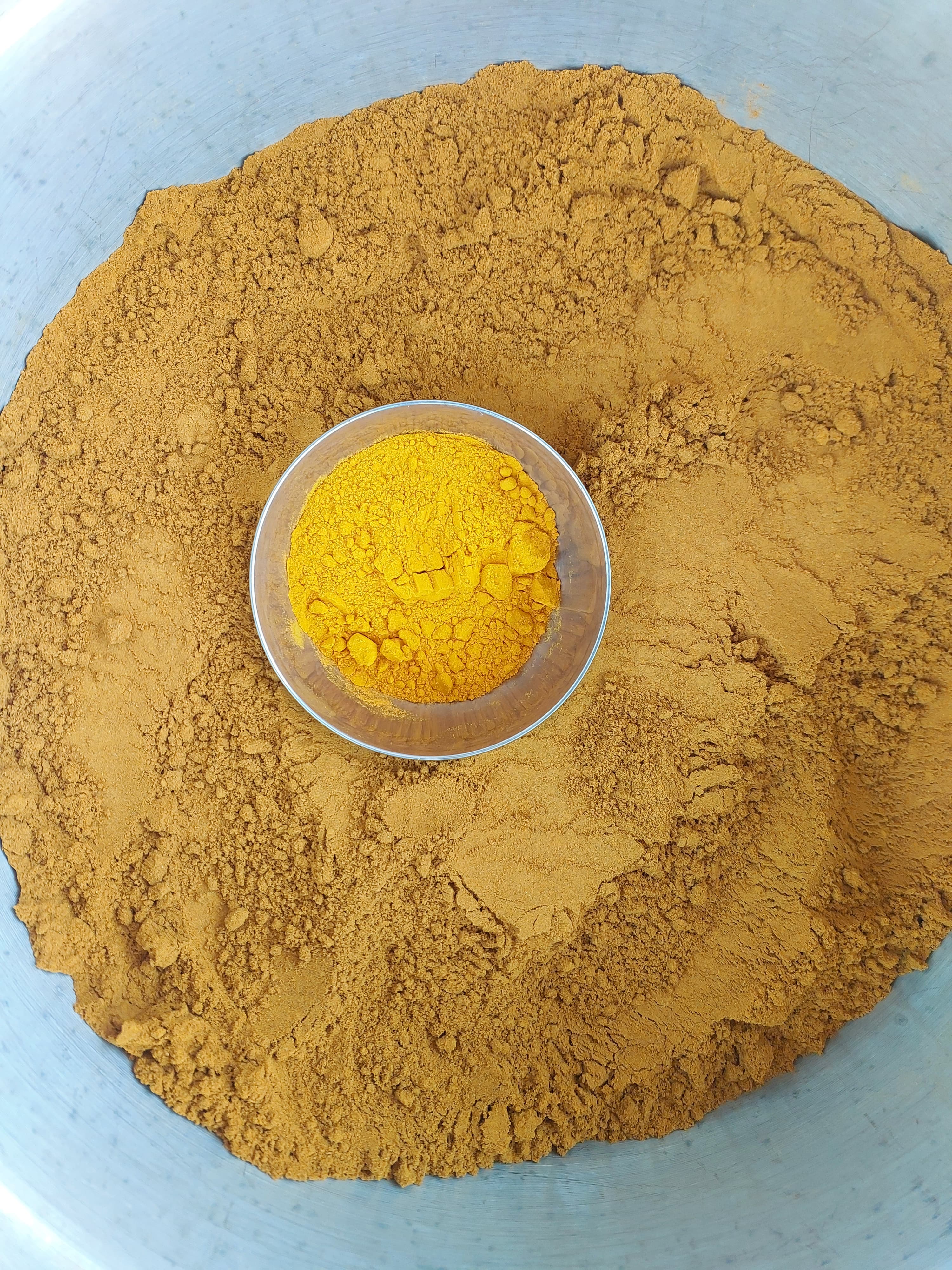 HAARIDRA dark medicinal turmeric vs bright commercial turmeric — colour proves higher curcumin